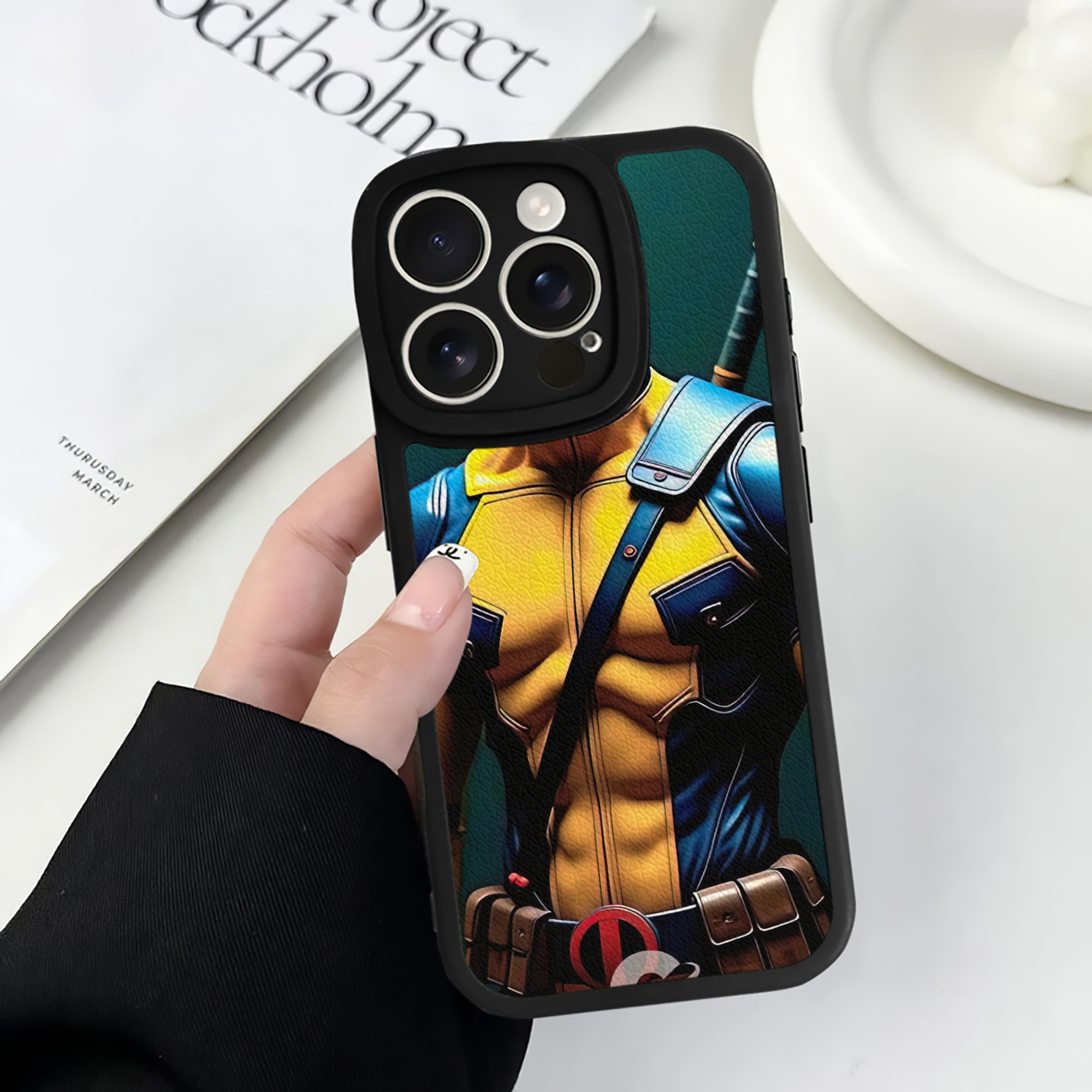 （画像用） Deadpool デッドプール 【iPhone 16シリーズ対応】シリコンスマホケース（レザー調） 材質：シリコン